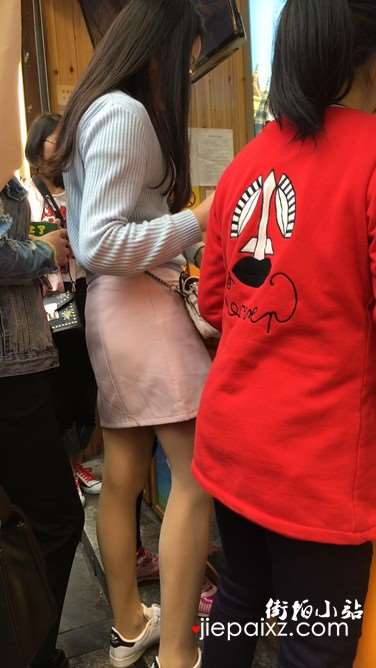街拍粉裙丝袜美丽小清新学生妹