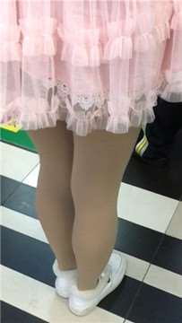 街拍粉裙丝袜可人小妹