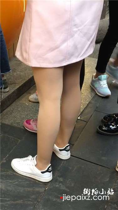 街拍粉裙丝袜美丽小清新学生妹