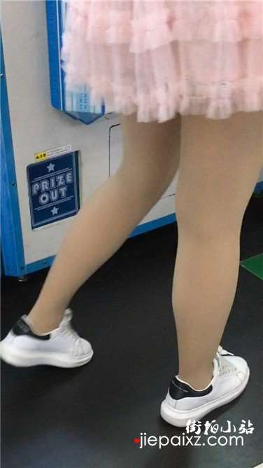 街拍粉裙丝袜可人小妹