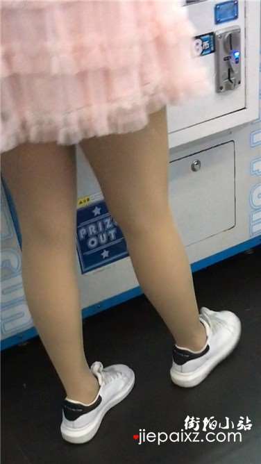 街拍粉裙丝袜可人小妹