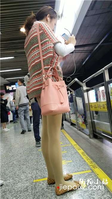 4k超清，站台上等地铁的文艺小清新妹子