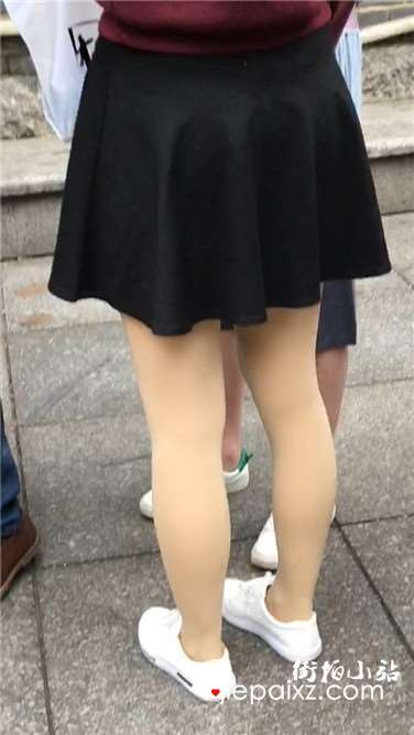 街拍丝袜美腿短裙青春学生妹