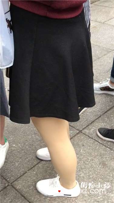 街拍丝袜美腿短裙青春学生妹