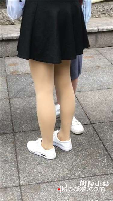 街拍丝袜美腿短裙青春学生妹