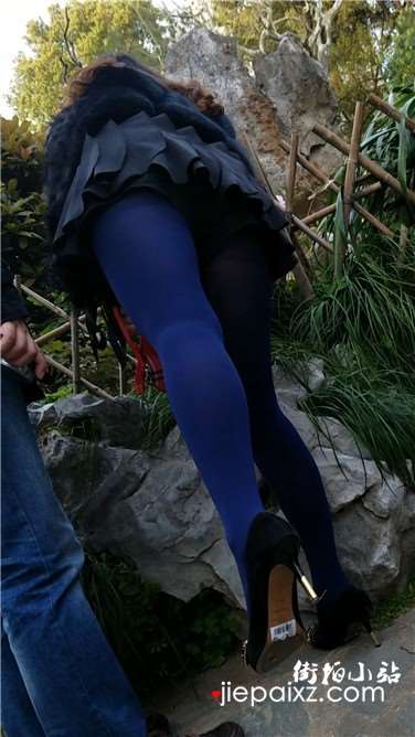 4k超清，街拍公园游玩的蓝色丝袜美妇