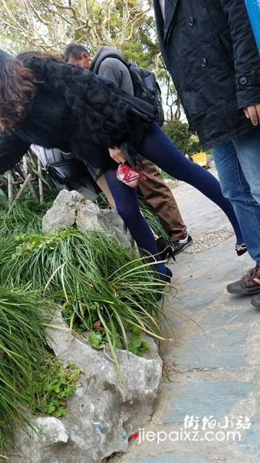 4k超清，街拍公园游玩的蓝色丝袜美妇