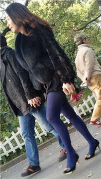 4k超清，街拍公园游玩的蓝色丝袜美妇