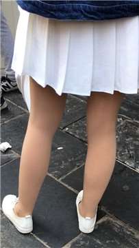 街拍小白色短裙丝袜美眉