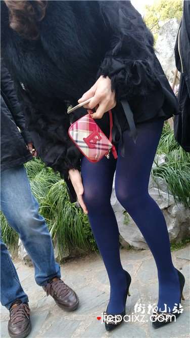 4k超清，街拍公园游玩的蓝色丝袜美妇