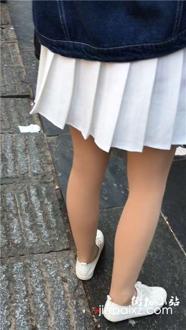街拍小白色短裙丝袜美眉