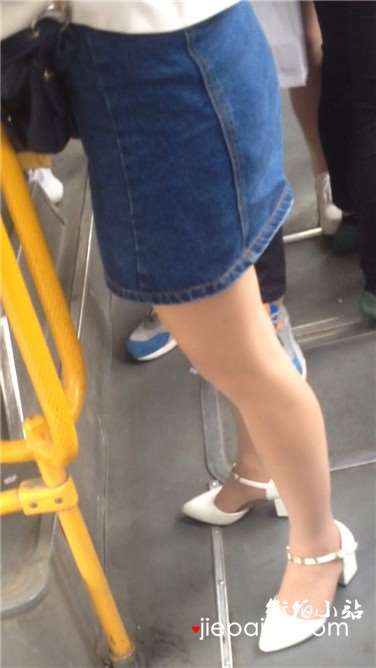 公交车偶遇丝足牛仔裙美眉