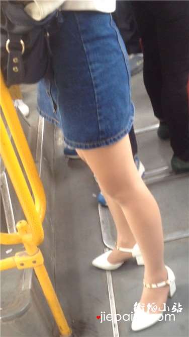 公交车偶遇丝足牛仔裙美眉