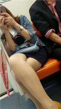 4k超清，地铁上拍摄原味丝足美腿气质美女