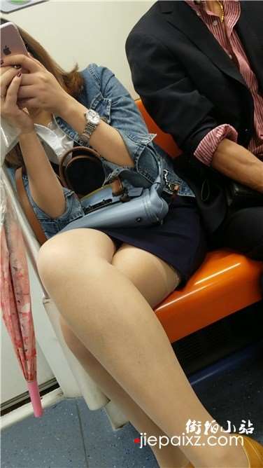 4k超清，地铁上拍摄原味丝足美腿气质美女