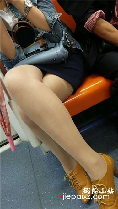 4k超清，地铁上拍摄原味丝足美腿气质美女