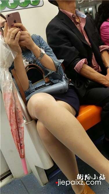 4k超清，地铁上拍摄原味丝足美腿气质美女