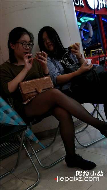 4k超清，休息区玩手机的黑丝靓妹