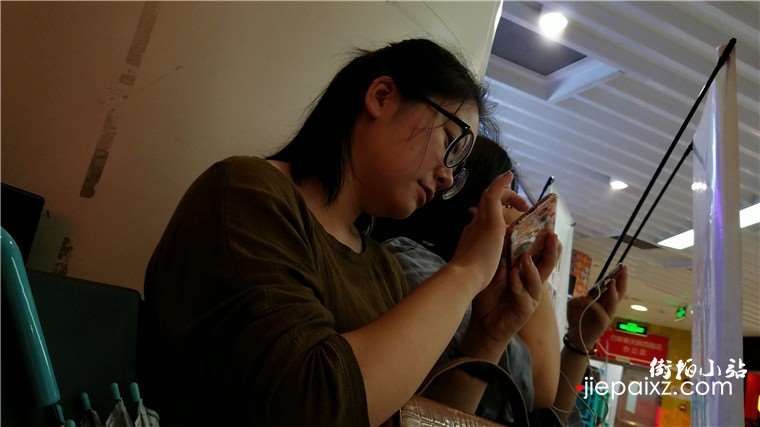 4k超清，休息区玩手机的黑丝靓妹