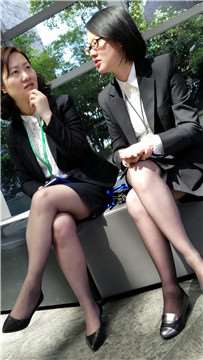 4k超清，街拍花坛边休息聊天的黑丝性感OL职业装美女