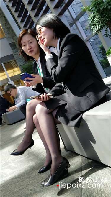 4k超清，街拍花坛边休息聊天的黑丝性感OL职业装美女