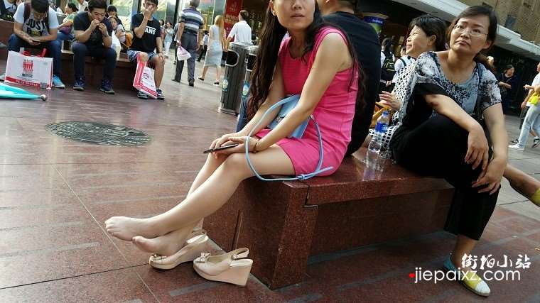 4k超清，街拍粉色包臀裙韵味美少妇，丝足美腿太诱惑了