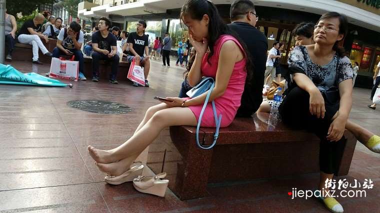 4k超清，街拍粉色包臀裙韵味美少妇，丝足美腿太诱惑了
