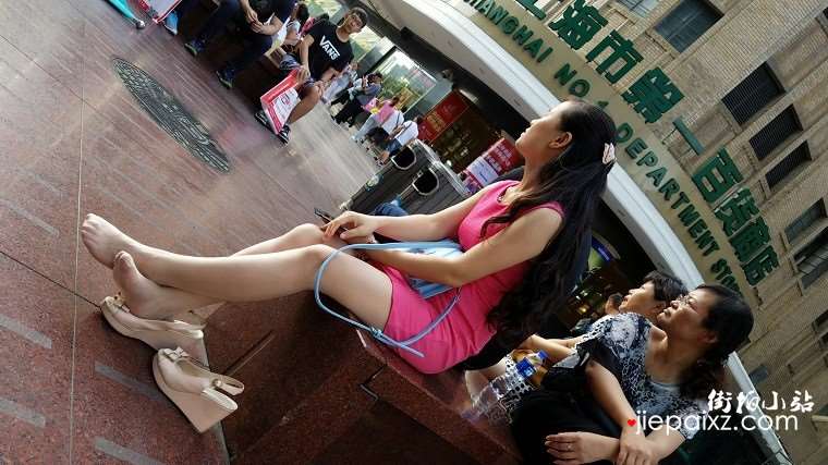 4k超清，街拍粉色包臀裙韵味美少妇，丝足美腿太诱惑了