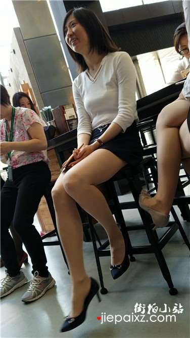 4k超清，街拍极品气质包臀裙少妇大秀美腿
