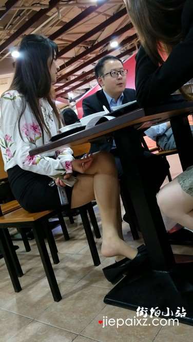 4k超清，餐厅吃饭偶遇极品包臀裙丝足少妇