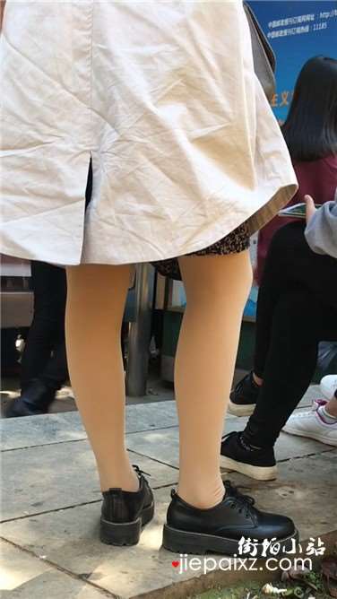 街拍丝足美女