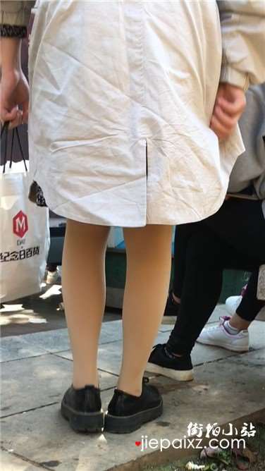 街拍丝足美女
