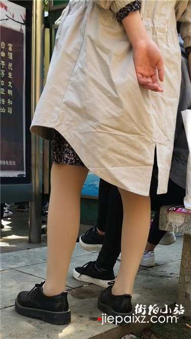 街拍丝足美女