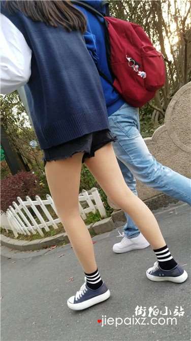 4k超清，热裤美腿学生妹喜笑颜开
