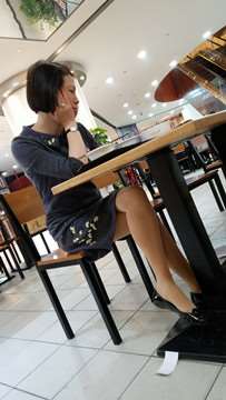 4k超清，餐厅吃饭拍摄美腿肉丝袜少妇