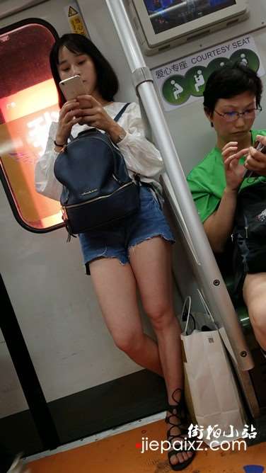 4k超清，热裤美腿小姐姐有点闷闷不乐