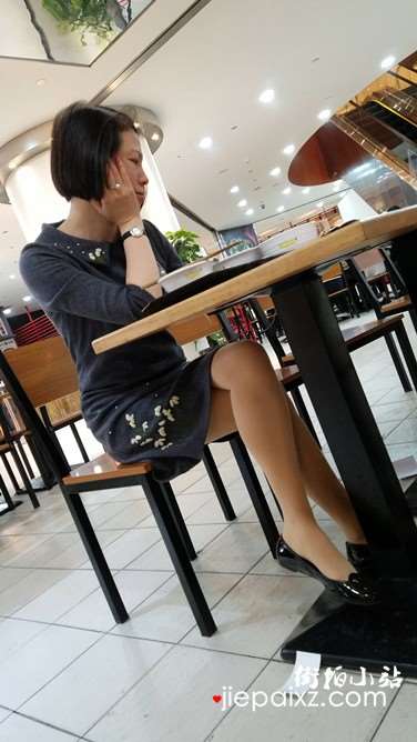 4k超清，餐厅吃饭拍摄美腿肉丝袜少妇