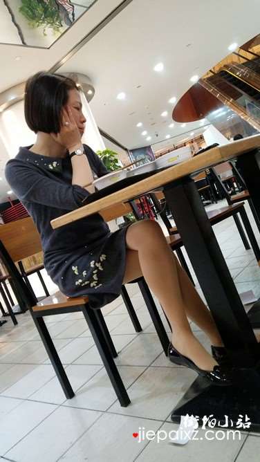 4k超清，餐厅吃饭拍摄美腿肉丝袜少妇