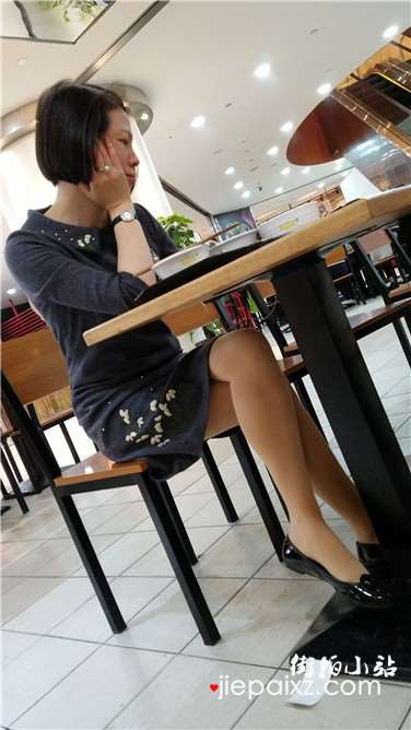 4k超清，餐厅吃饭拍摄美腿肉丝袜少妇