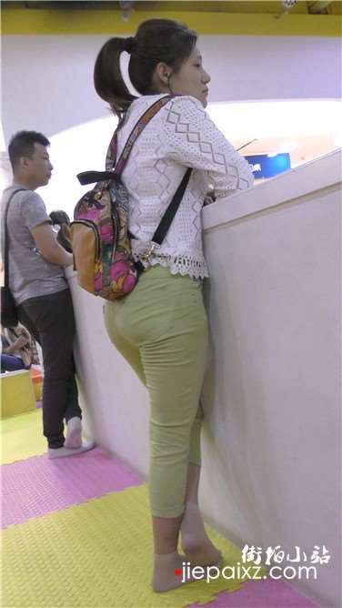 4k超清，丰臀丝足少妇等待小孩玩耍
