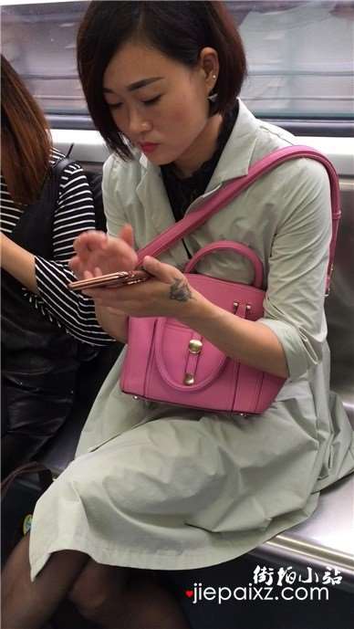 短发美女地铁上聊微信很投入