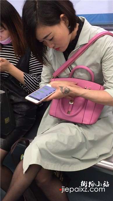 短发美女地铁上聊微信很投入