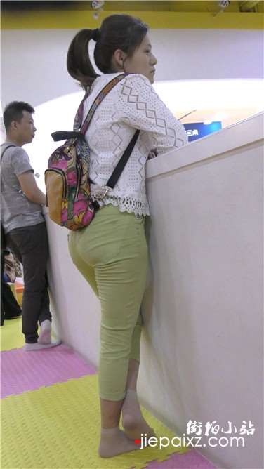 4k超清，丰臀丝足少妇等待小孩玩耍
