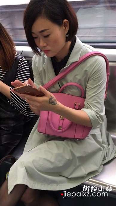 短发美女地铁上聊微信很投入