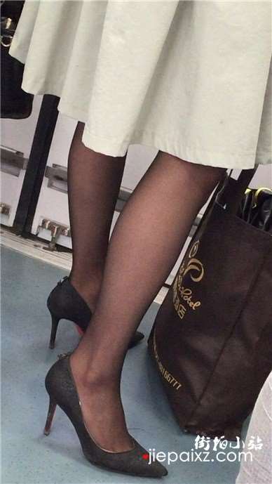 短发美女地铁上聊微信很投入
