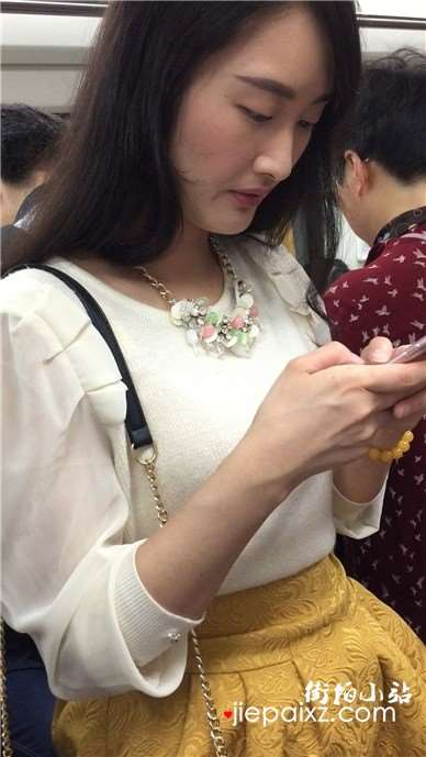 地铁拍摄性感连衣裙丰满妹子