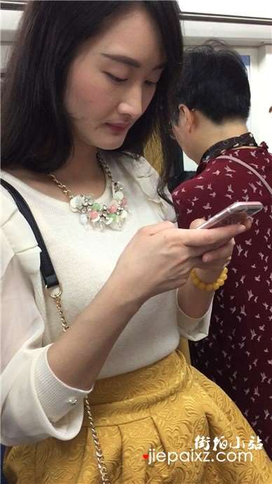 地铁拍摄性感连衣裙丰满妹子