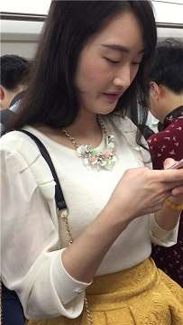 地铁拍摄性感连衣裙丰满妹子