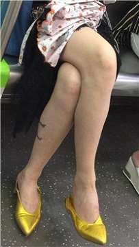 雪白美腿性感金色鞋美眉