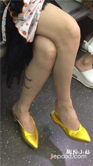雪白美腿性感金色鞋美眉